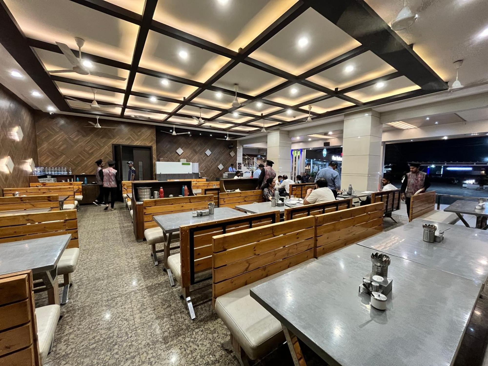 Hotel Grand Darshan Vadodara Esterno foto
