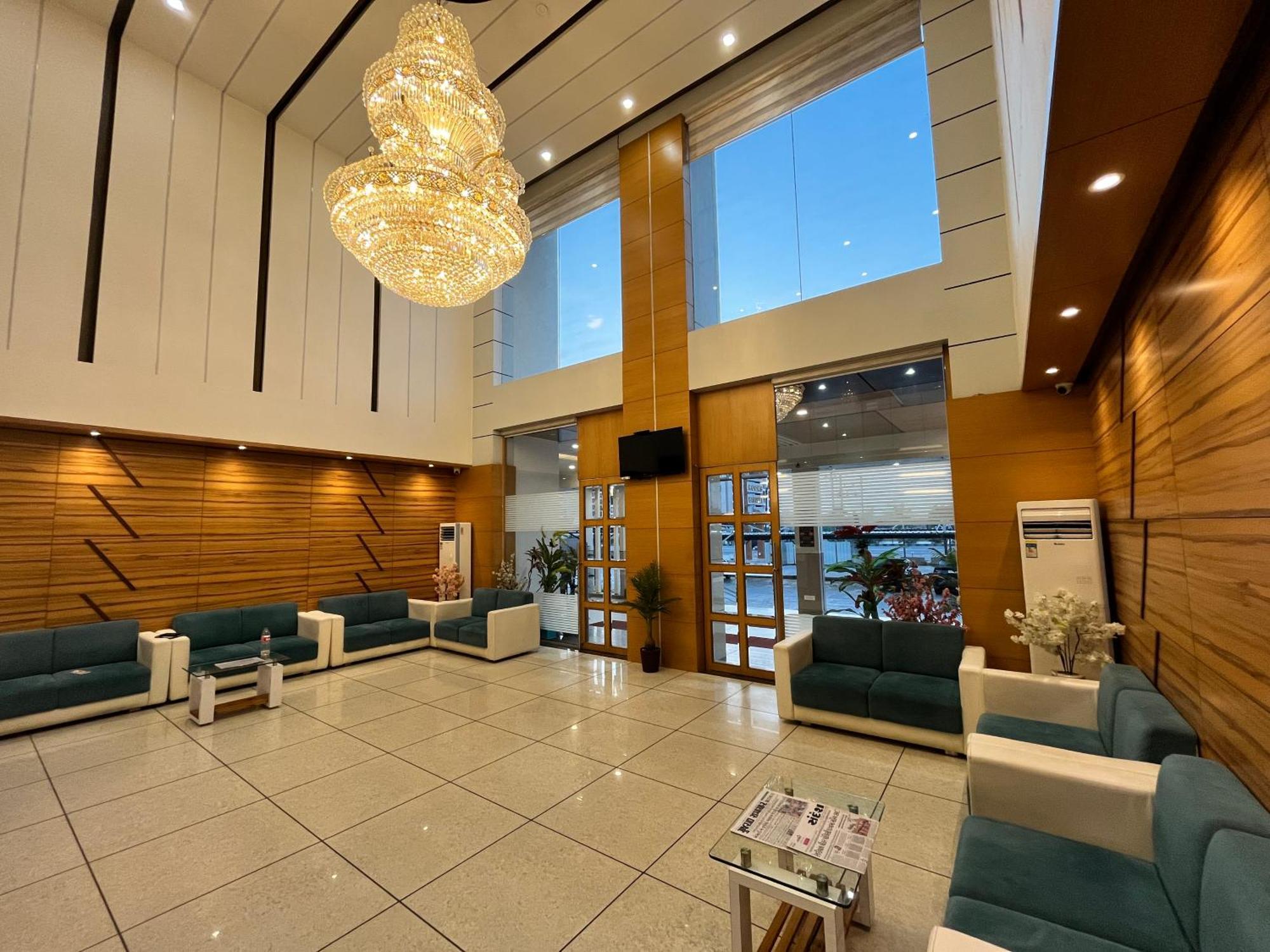 Hotel Grand Darshan Vadodara Esterno foto