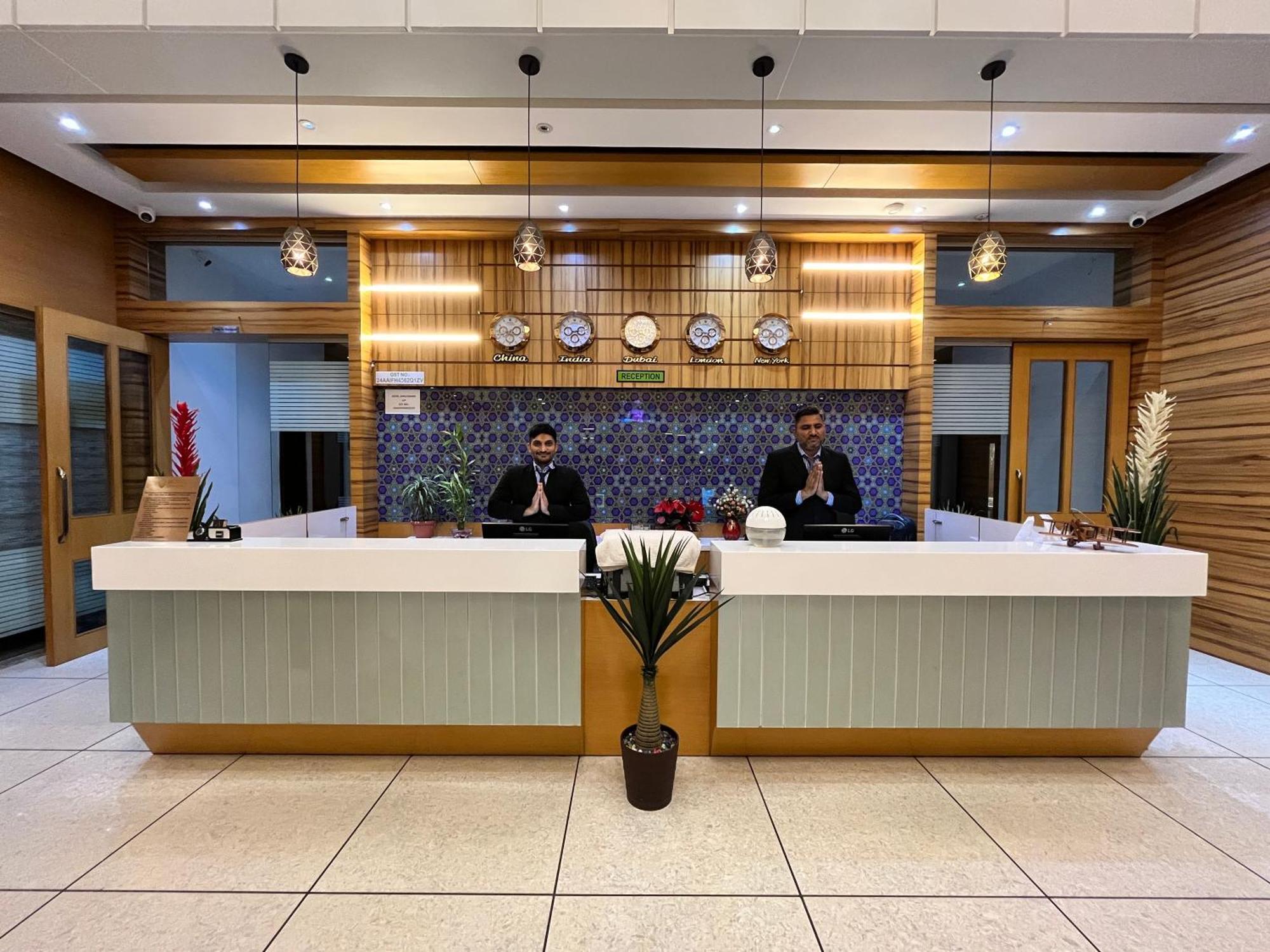 Hotel Grand Darshan Vadodara Esterno foto