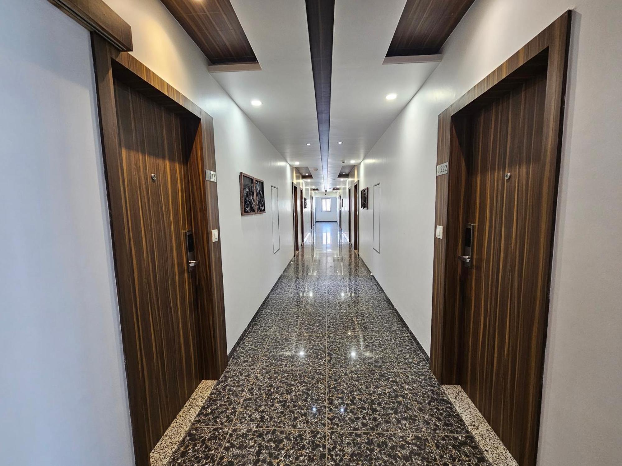Hotel Grand Darshan Vadodara Esterno foto