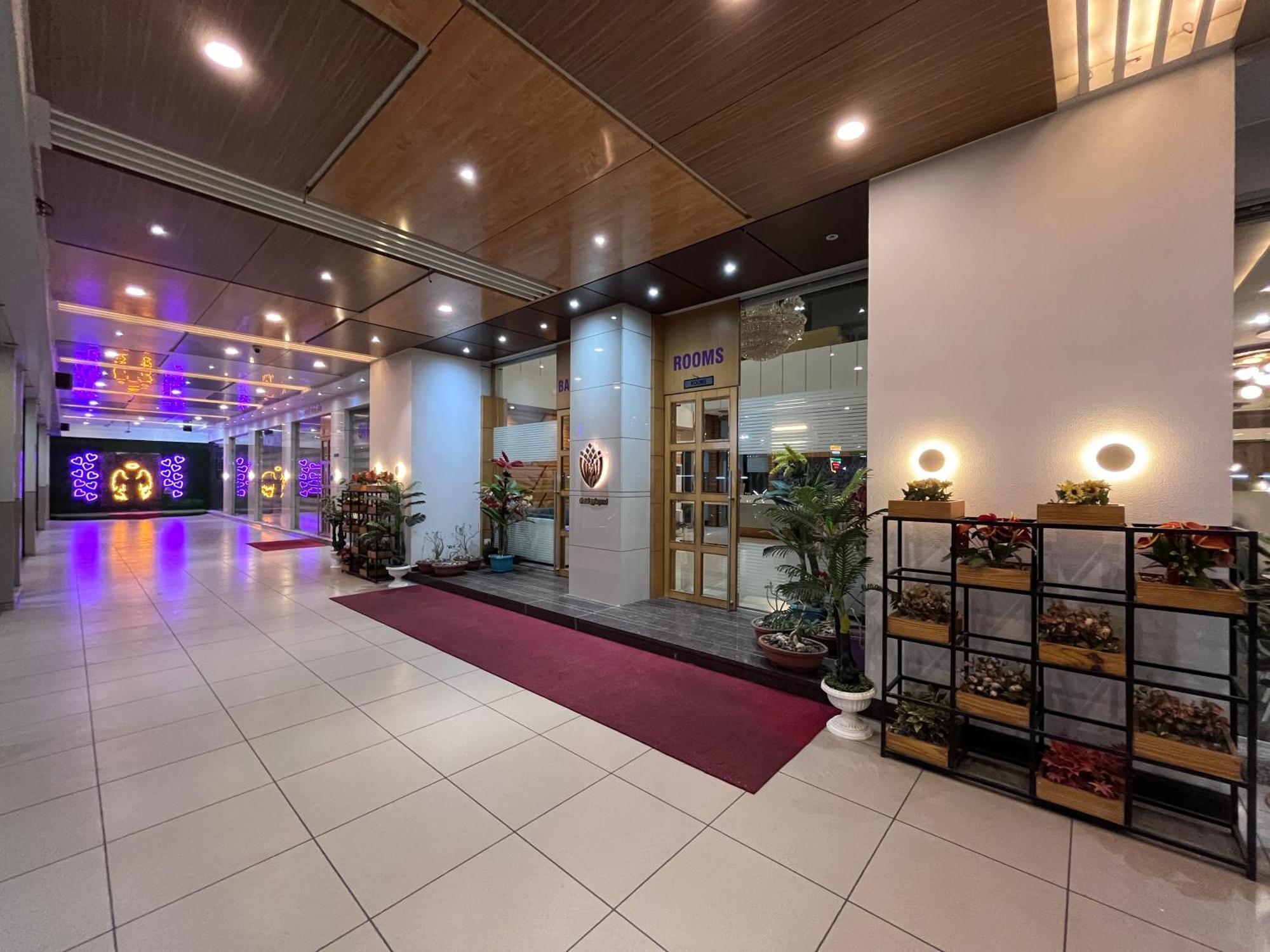 Hotel Grand Darshan Vadodara Esterno foto