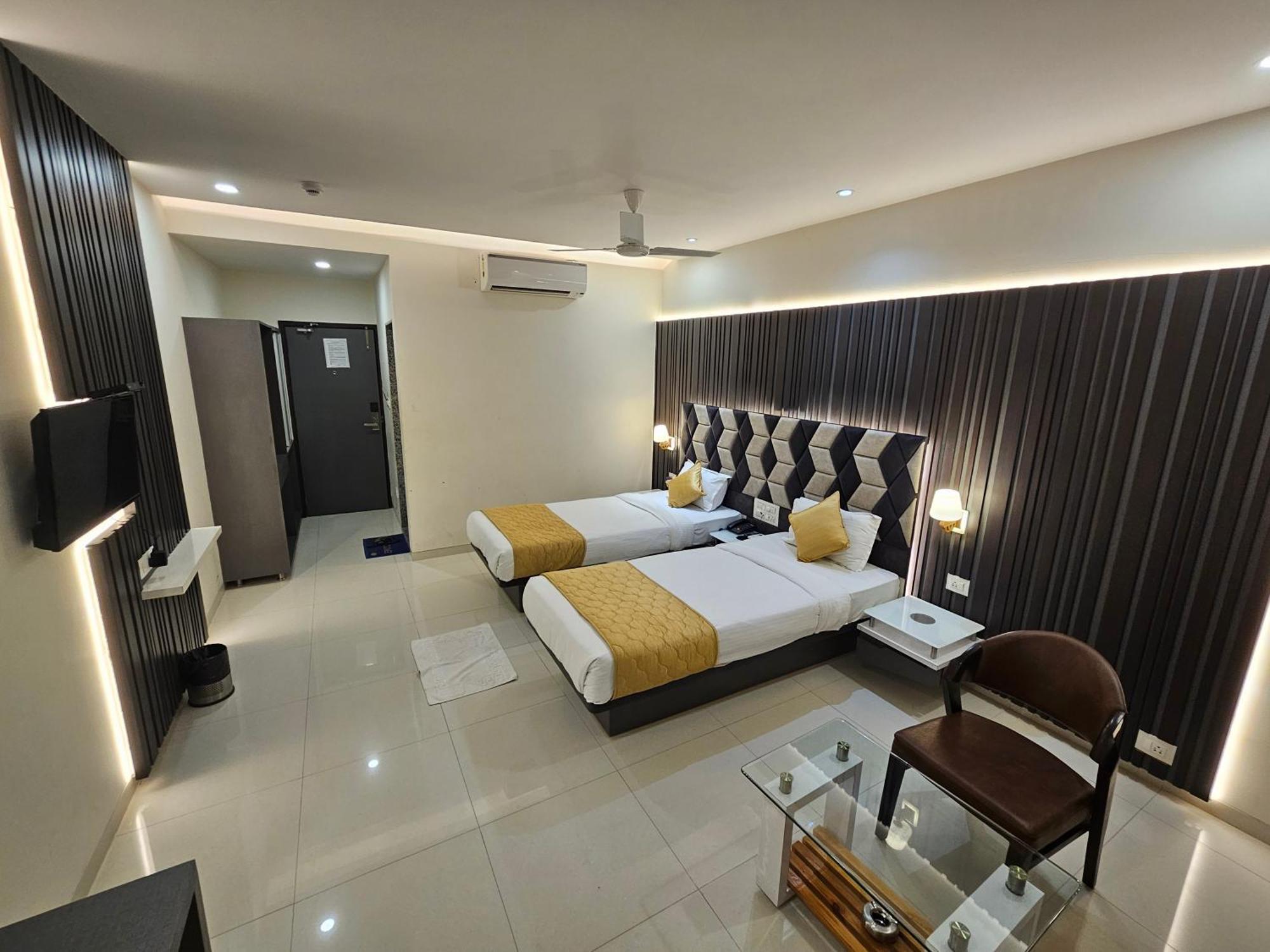 Hotel Grand Darshan Vadodara Esterno foto