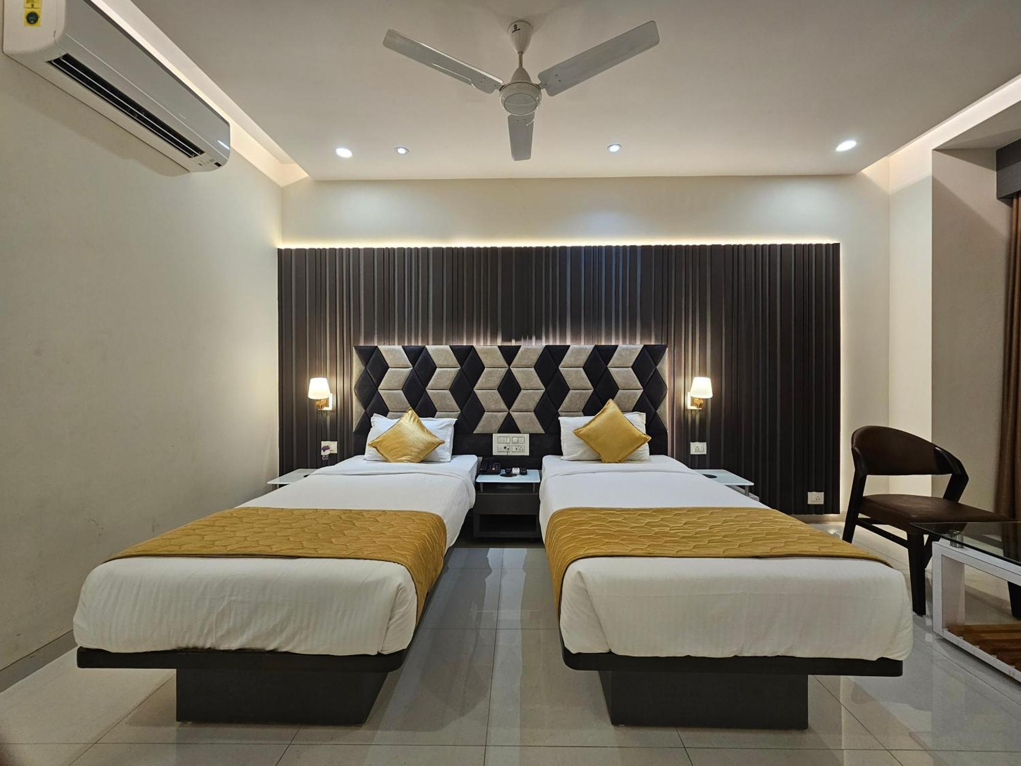 Hotel Grand Darshan Vadodara Esterno foto