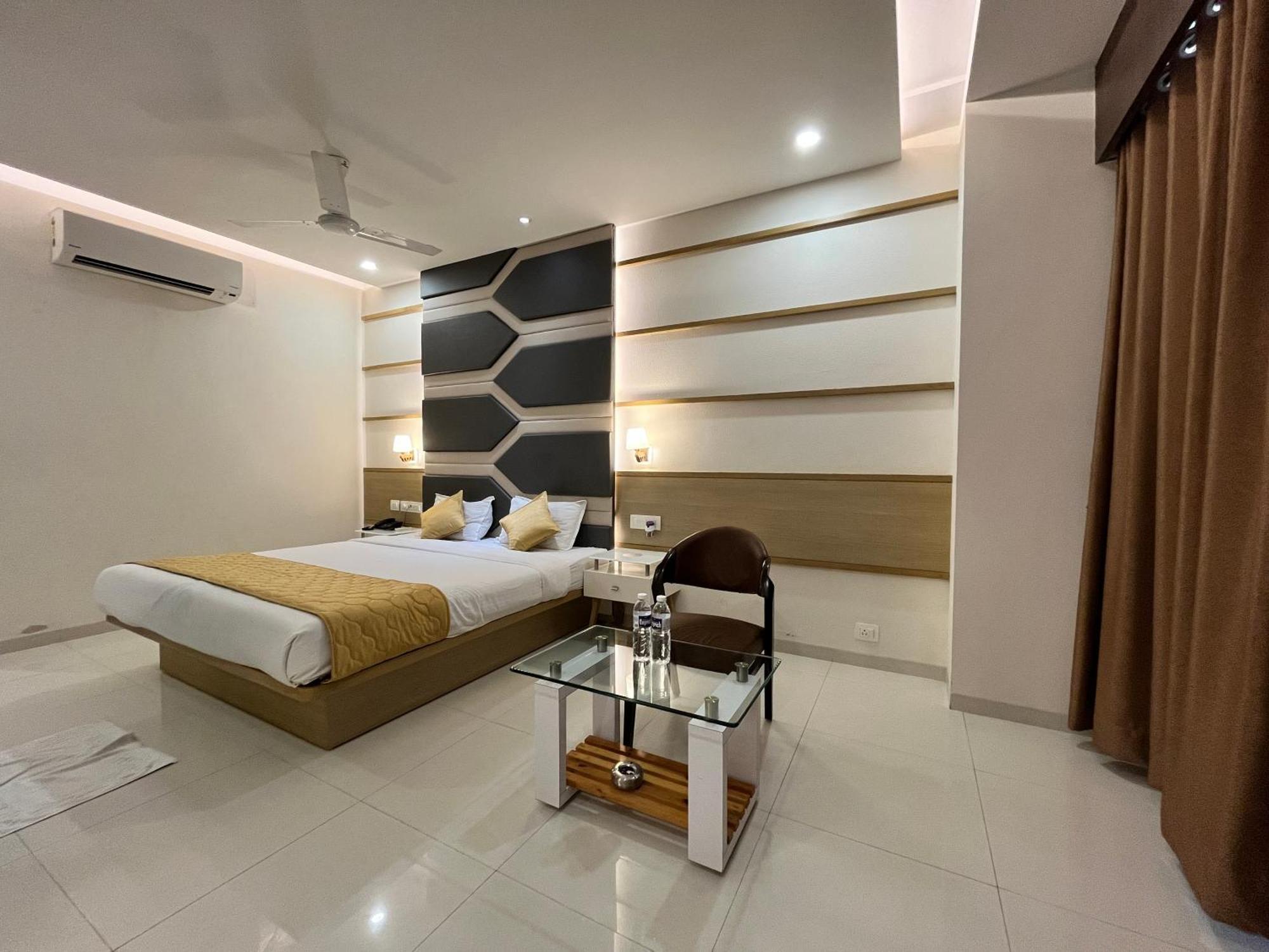 Hotel Grand Darshan Vadodara Esterno foto