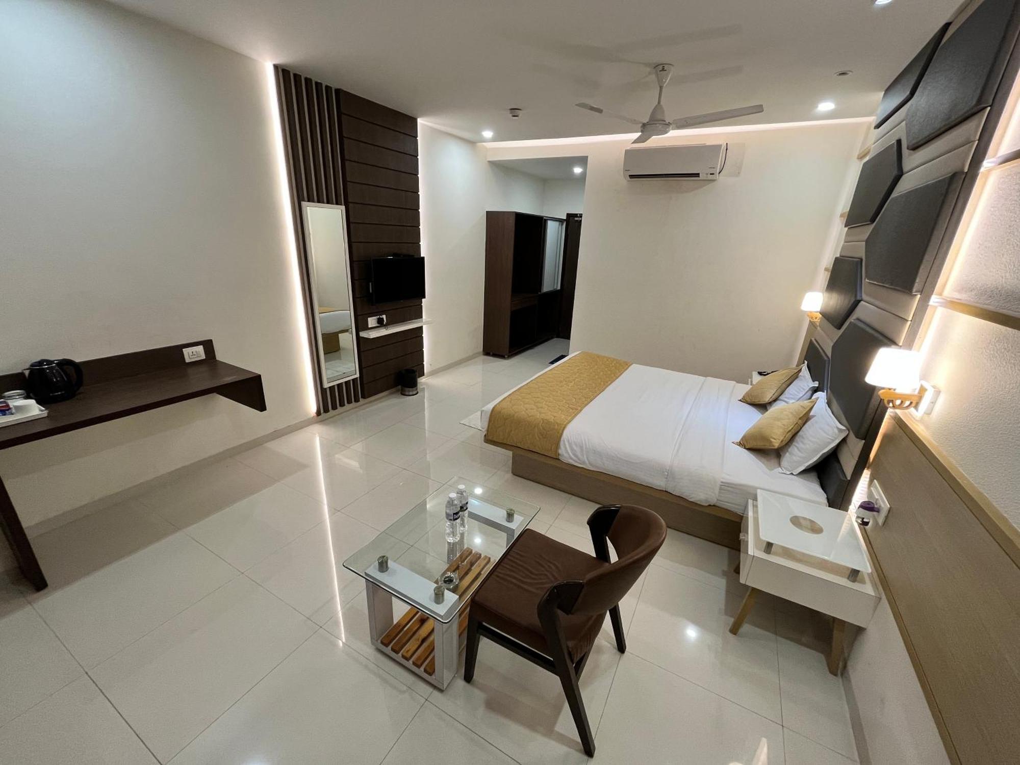 Hotel Grand Darshan Vadodara Esterno foto