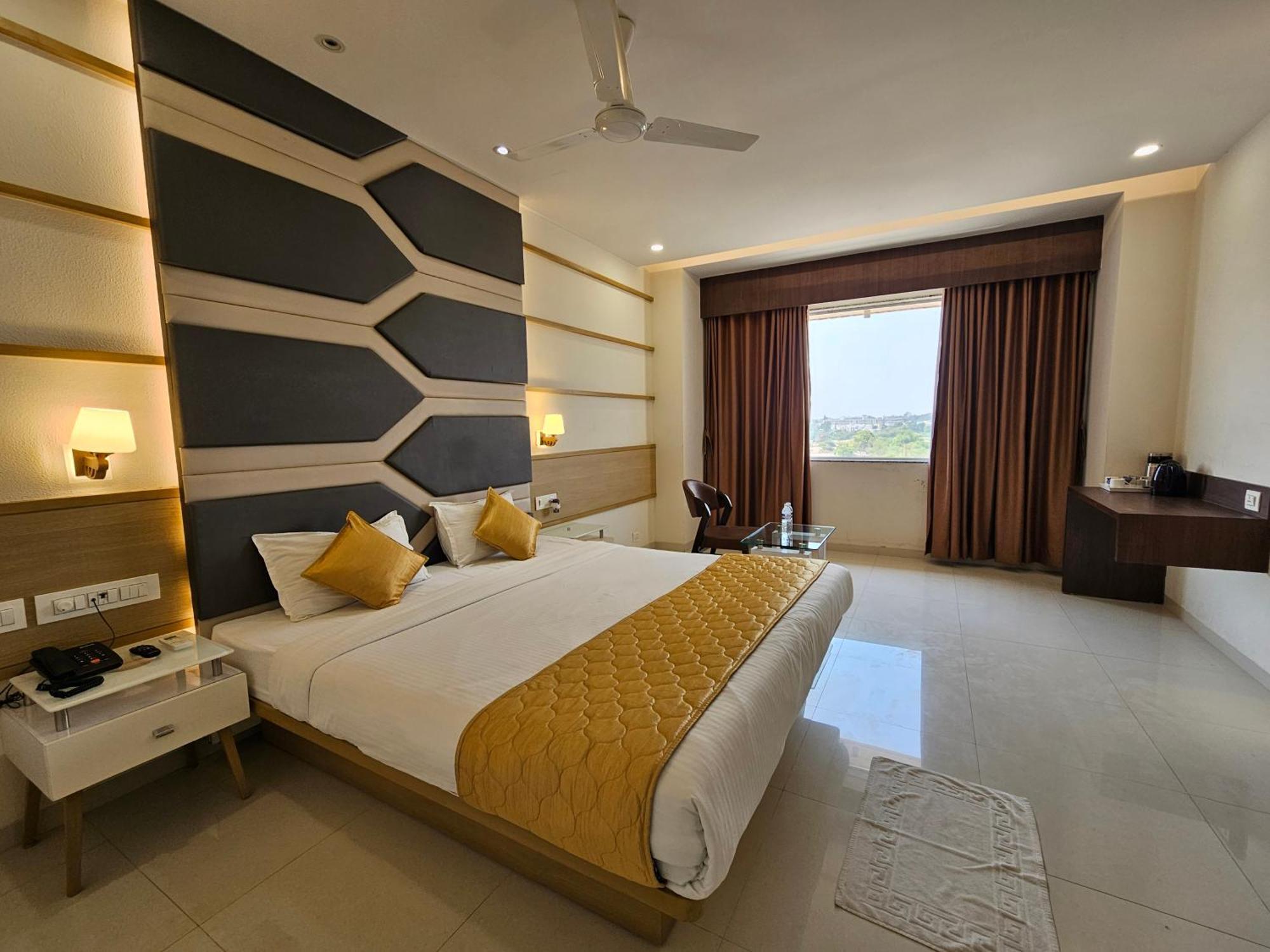 Hotel Grand Darshan Vadodara Esterno foto