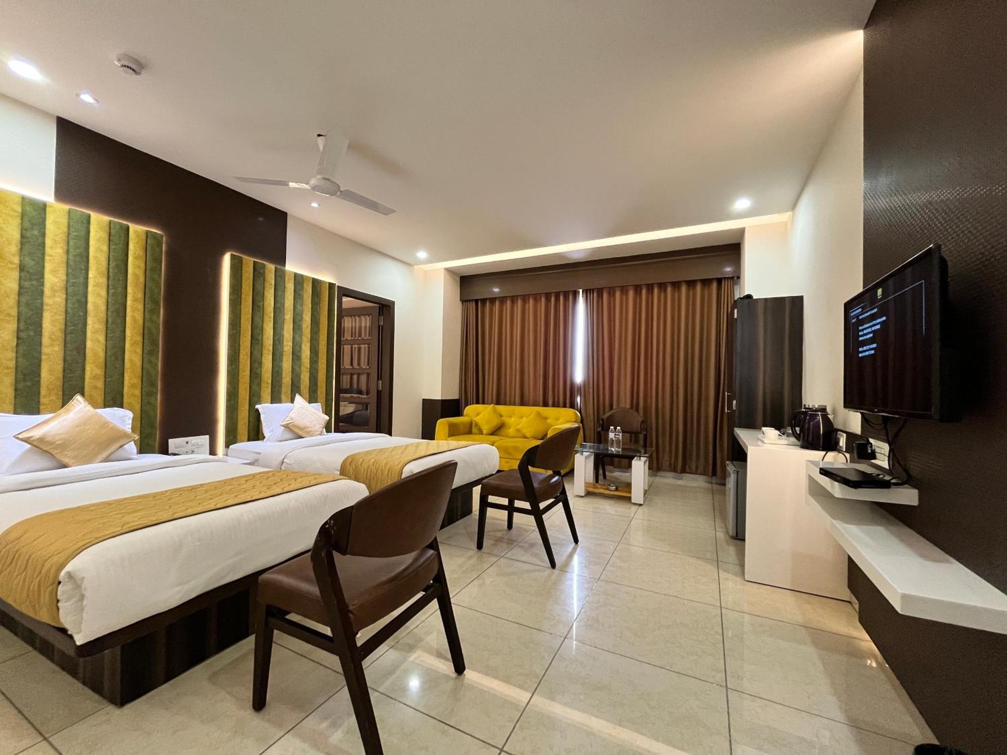 Hotel Grand Darshan Vadodara Esterno foto