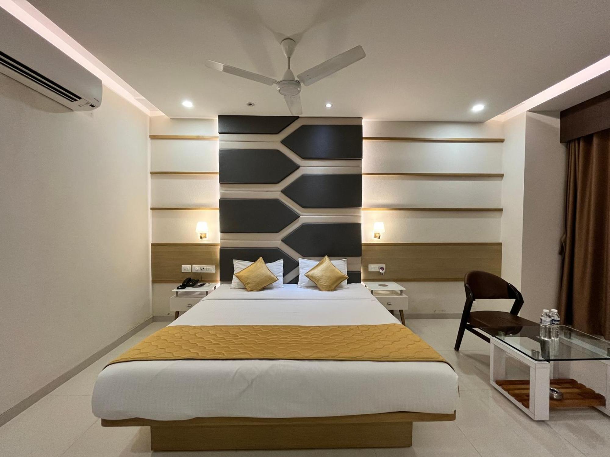 Hotel Grand Darshan Vadodara Esterno foto