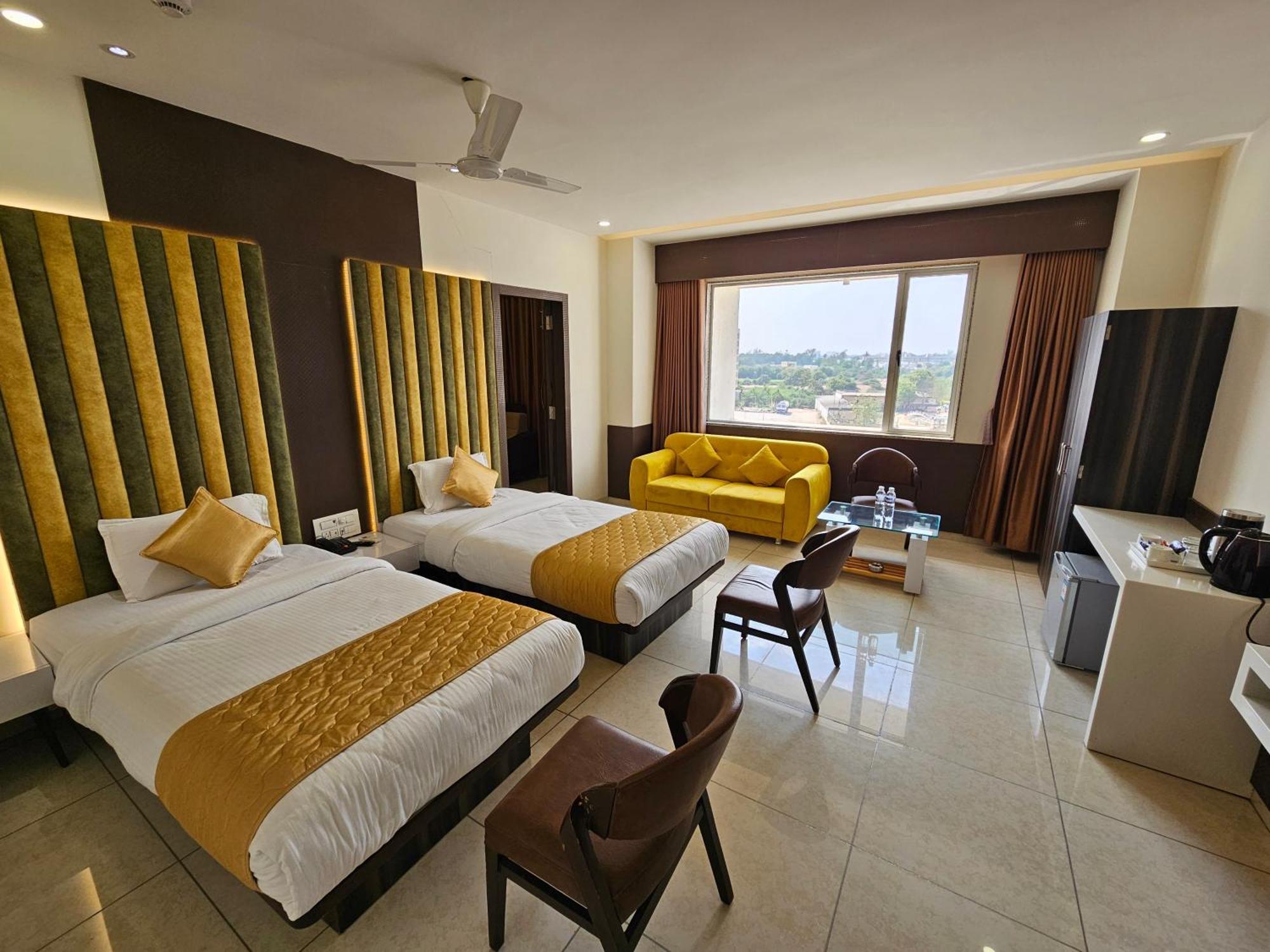 Hotel Grand Darshan Vadodara Esterno foto