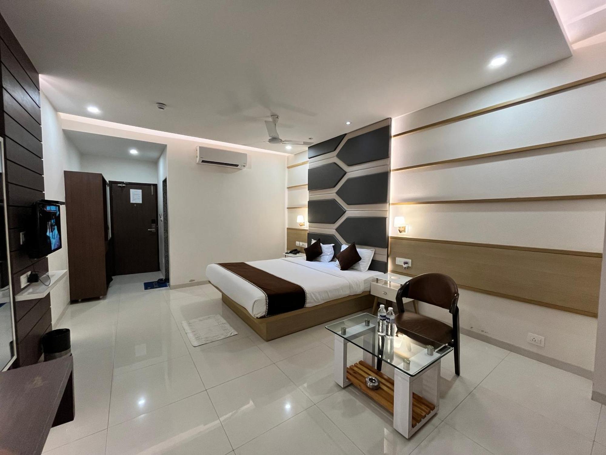 Hotel Grand Darshan Vadodara Esterno foto
