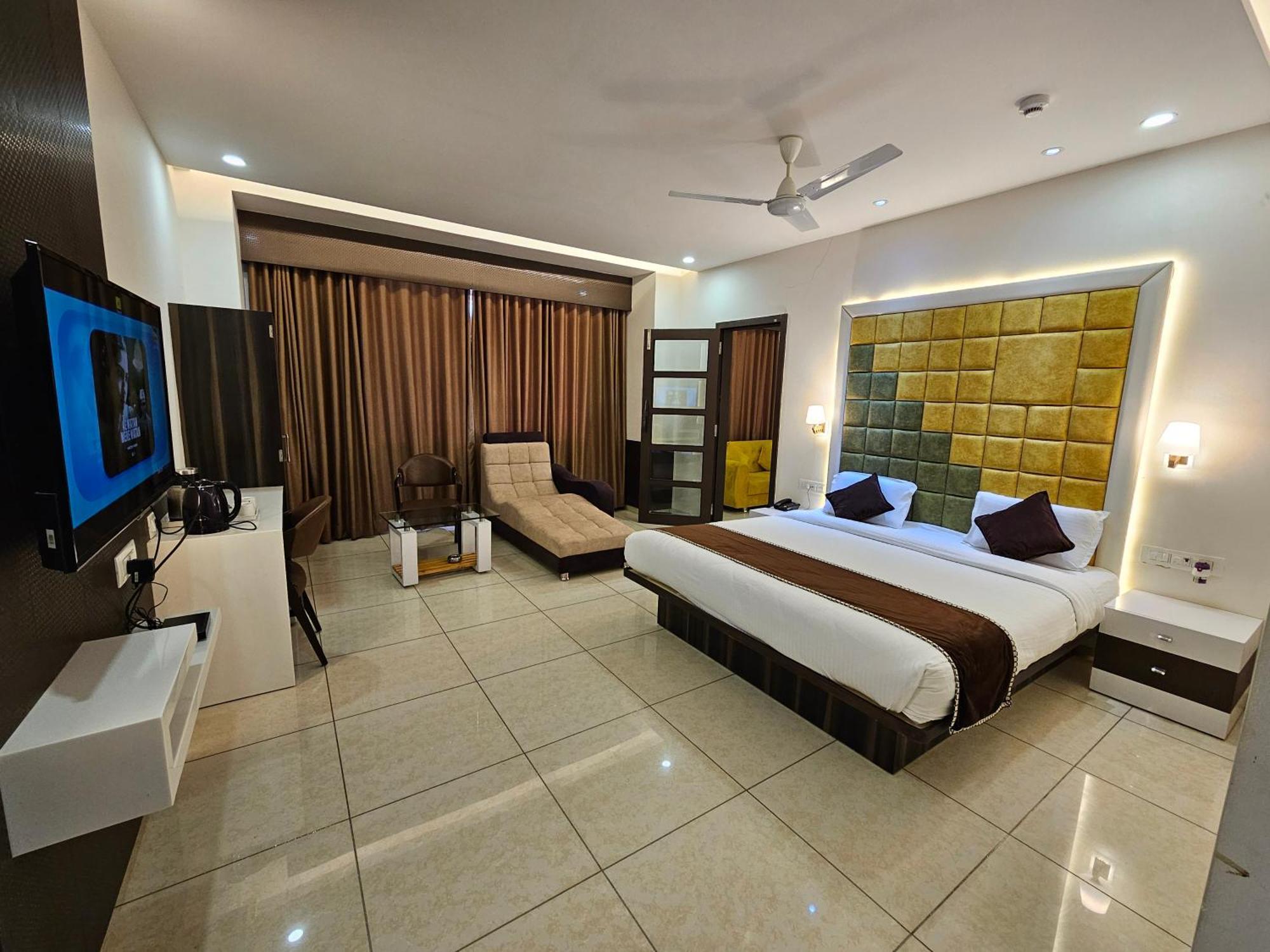 Hotel Grand Darshan Vadodara Esterno foto