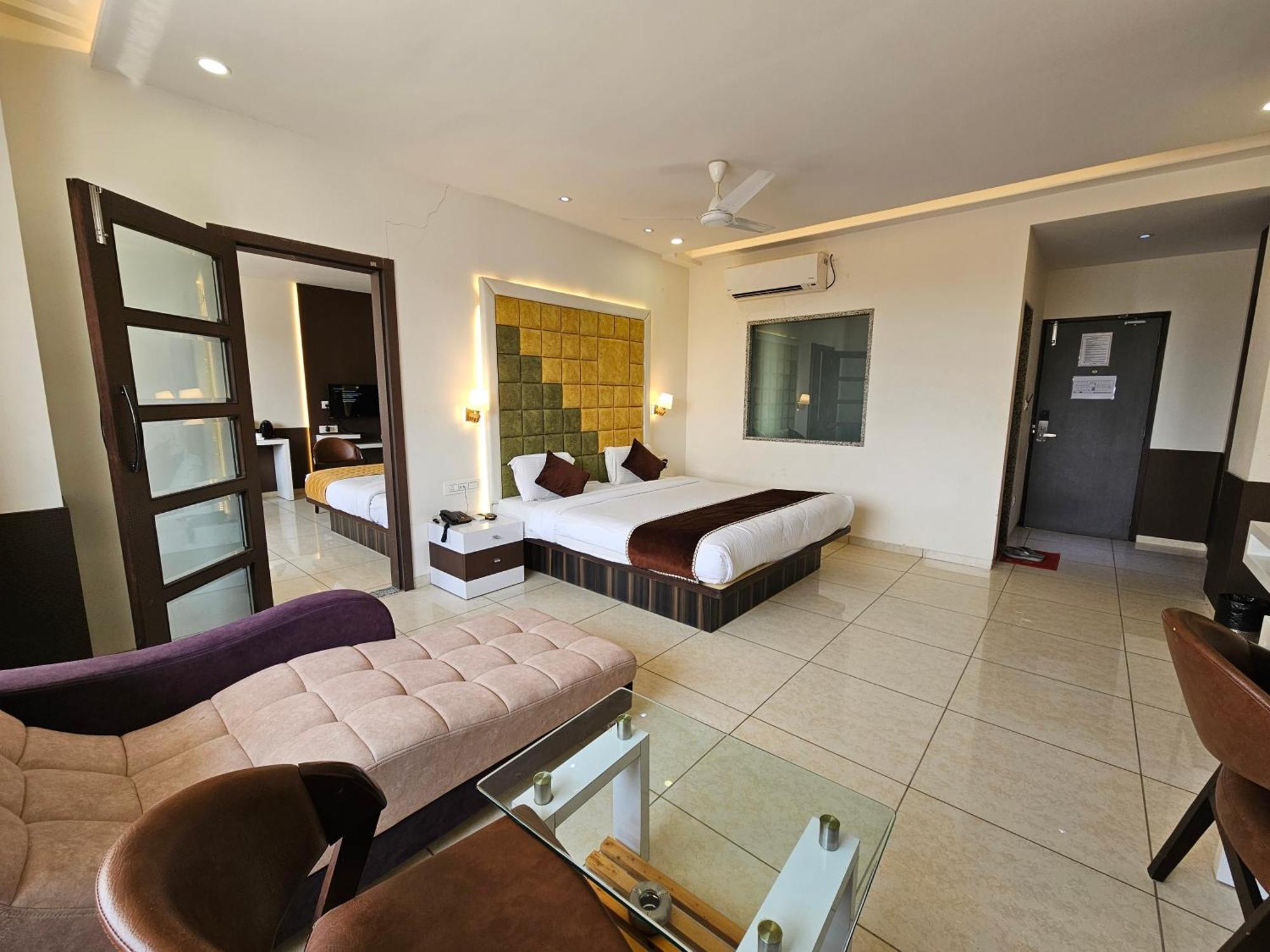Hotel Grand Darshan Vadodara Esterno foto