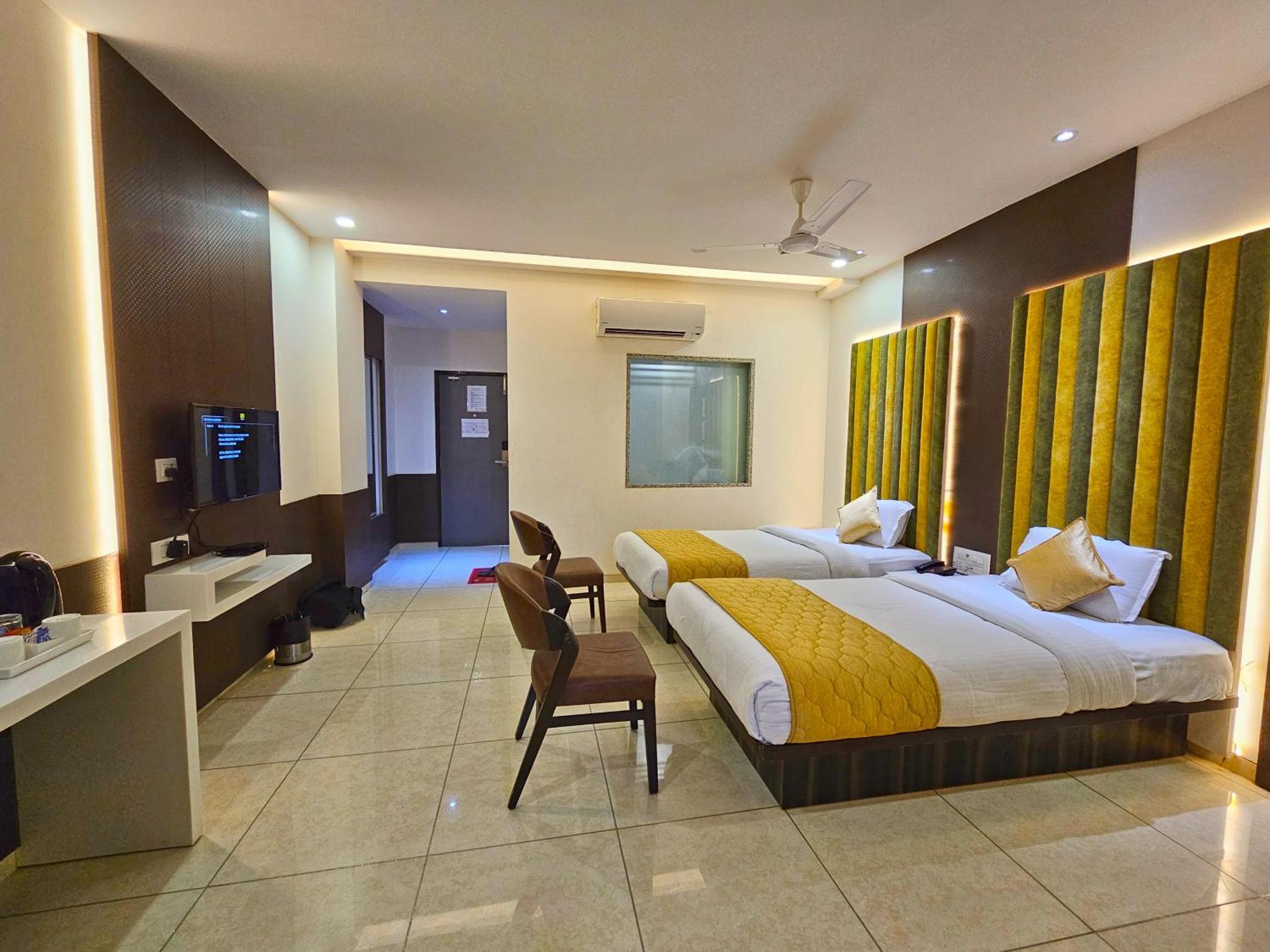 Hotel Grand Darshan Vadodara Esterno foto