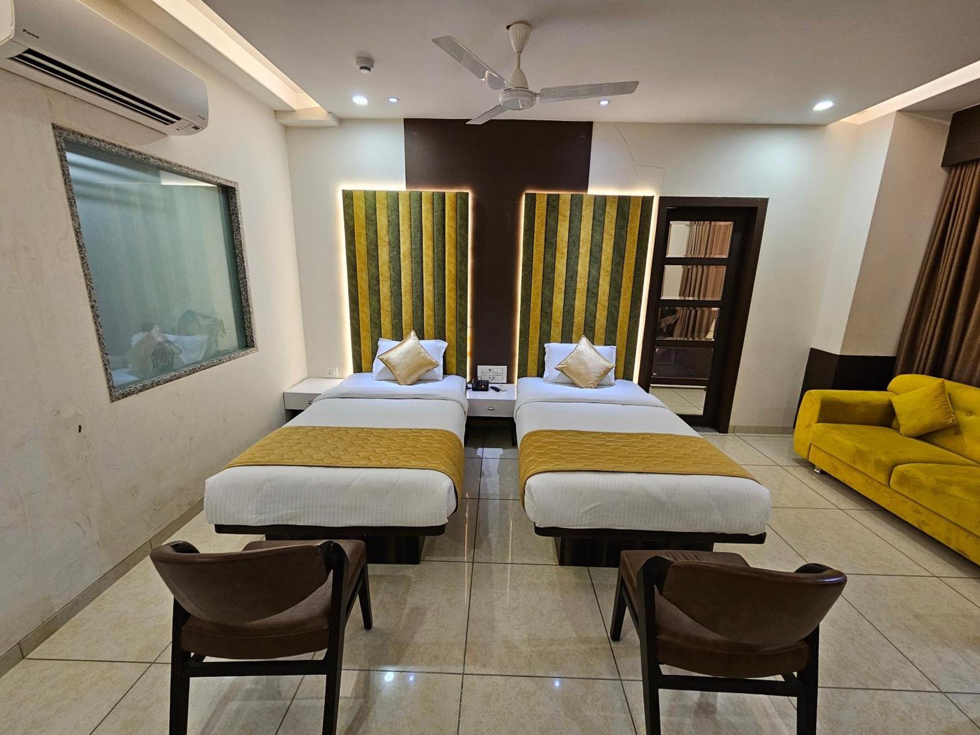 Hotel Grand Darshan Vadodara Esterno foto