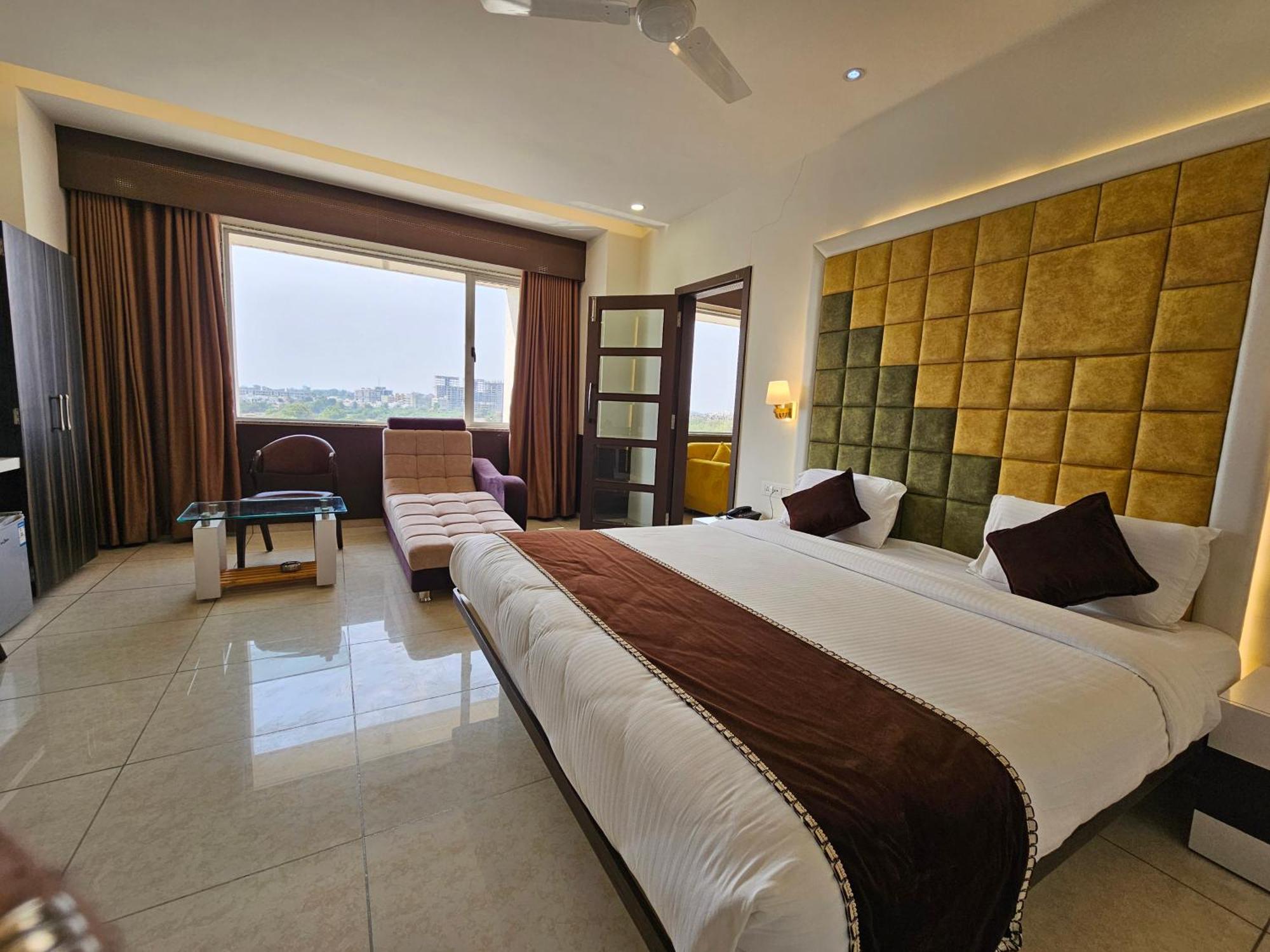 Hotel Grand Darshan Vadodara Esterno foto