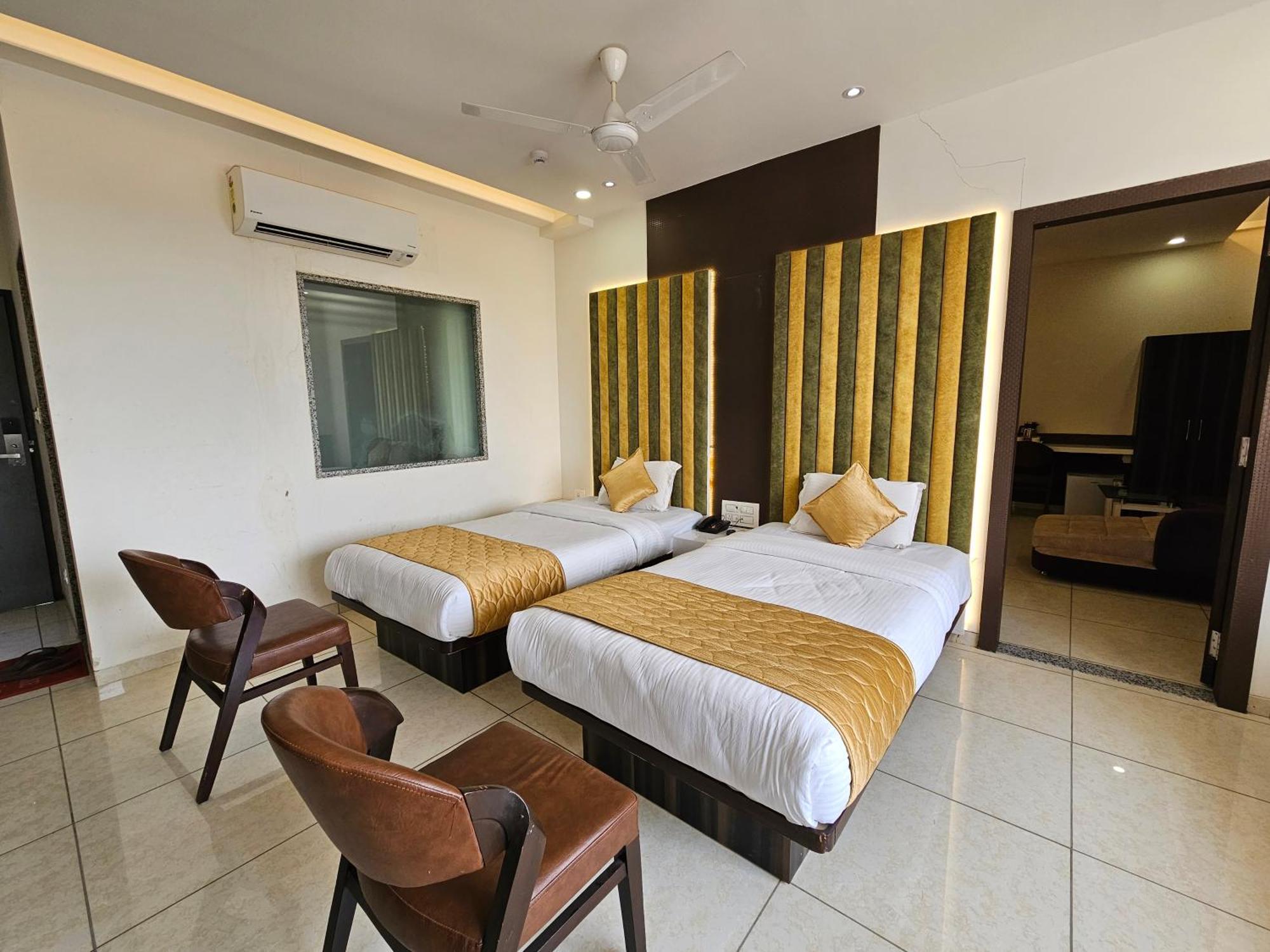 Hotel Grand Darshan Vadodara Esterno foto