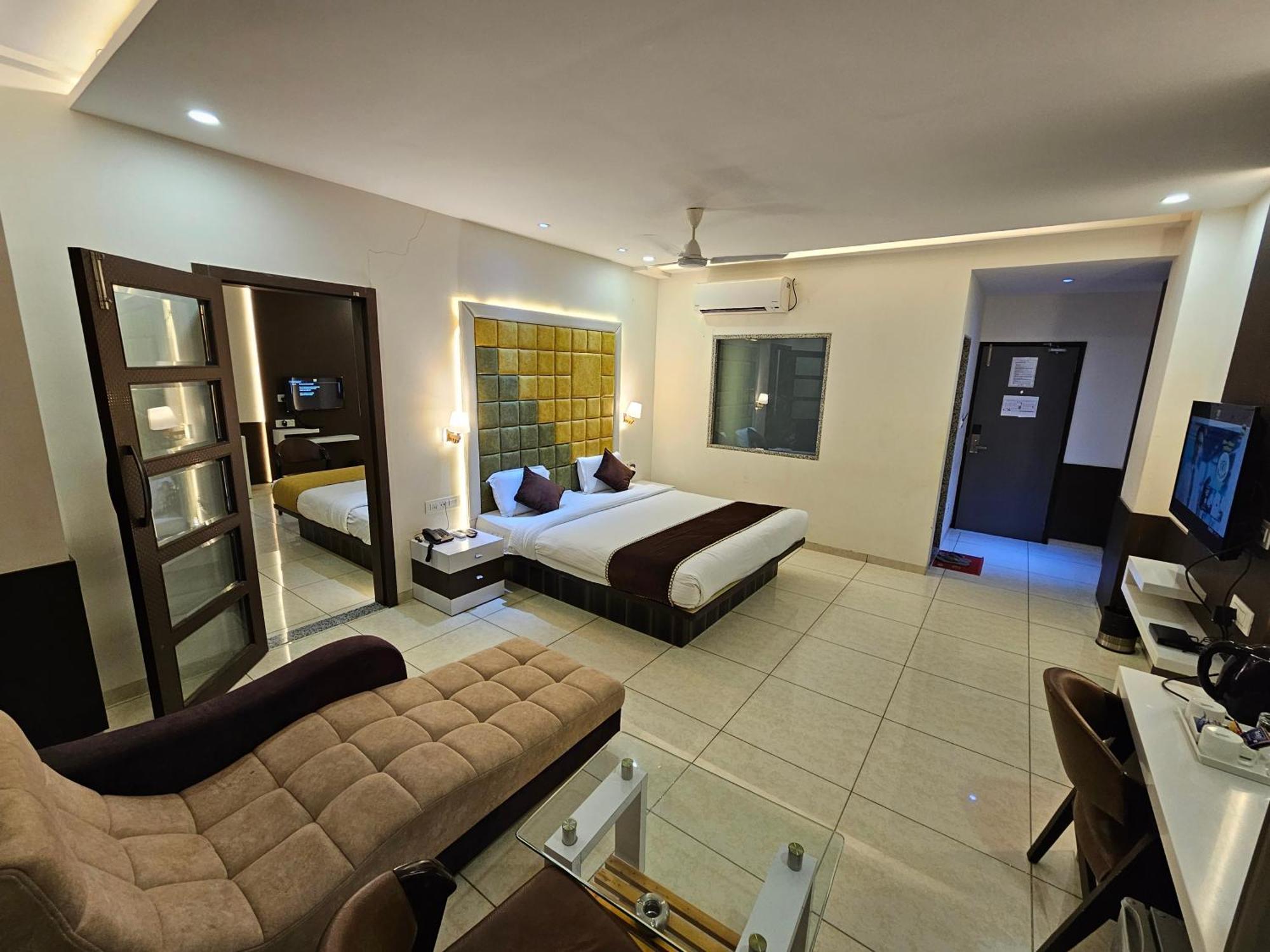 Hotel Grand Darshan Vadodara Esterno foto