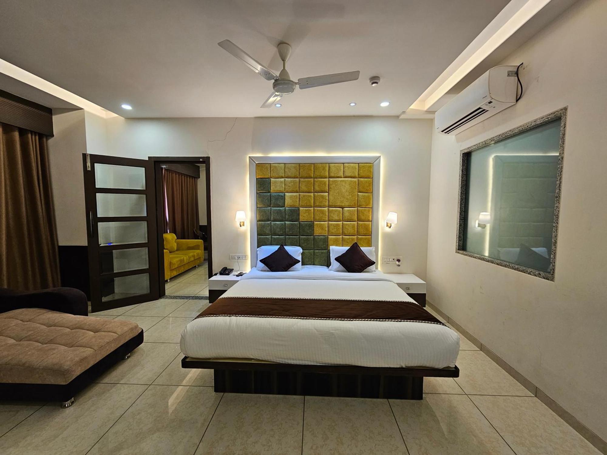 Hotel Grand Darshan Vadodara Esterno foto