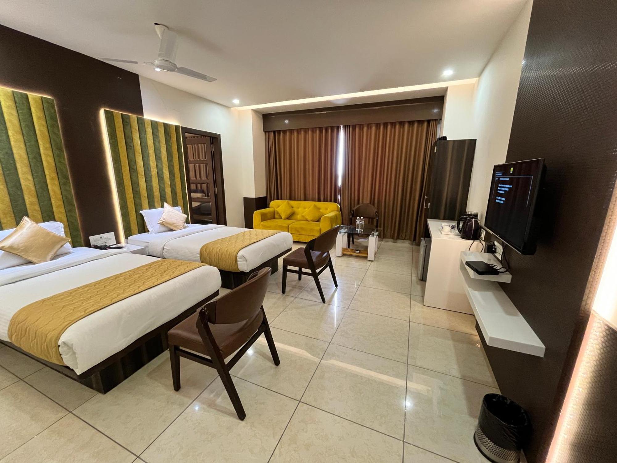 Hotel Grand Darshan Vadodara Esterno foto