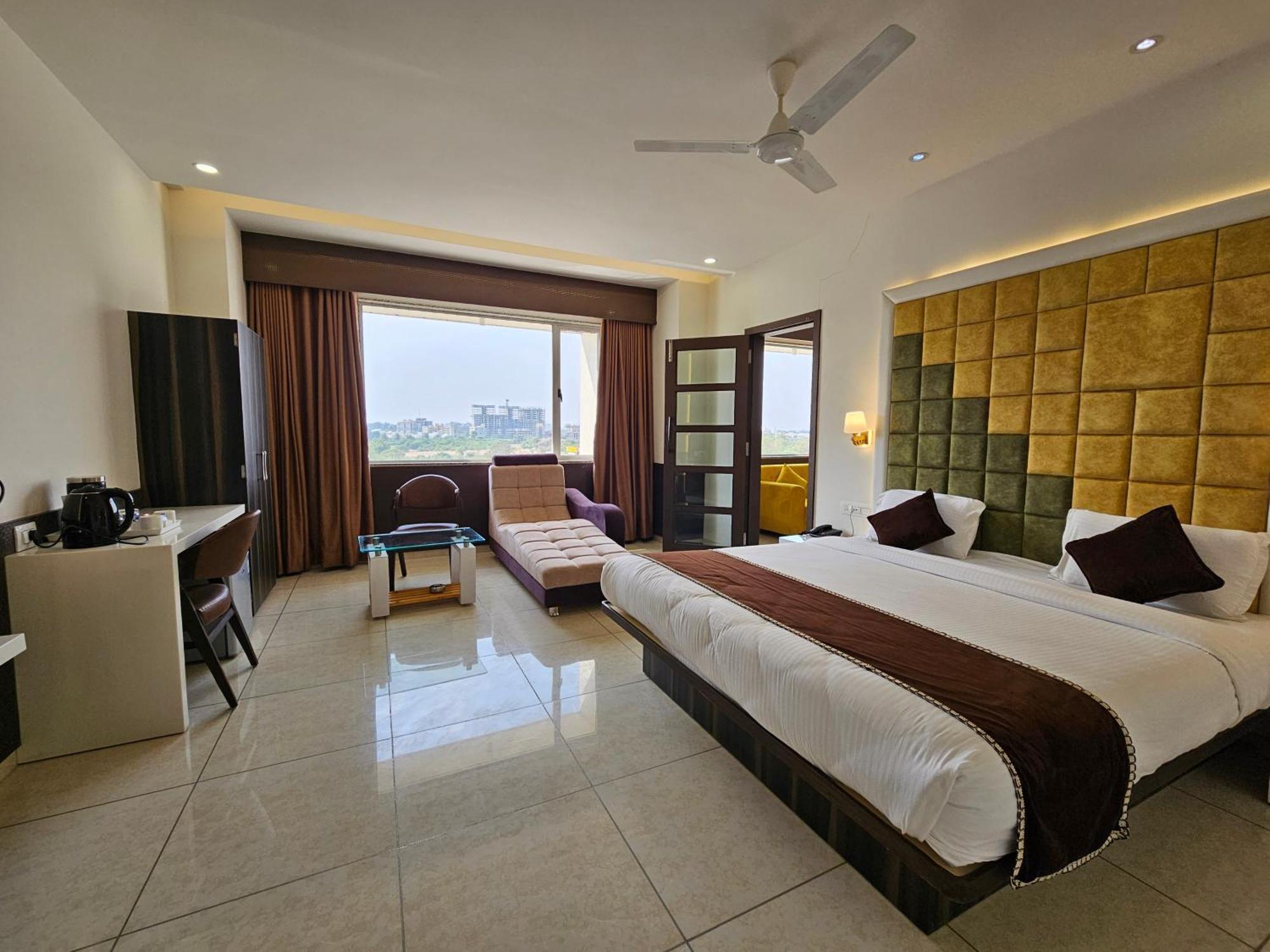 Hotel Grand Darshan Vadodara Esterno foto