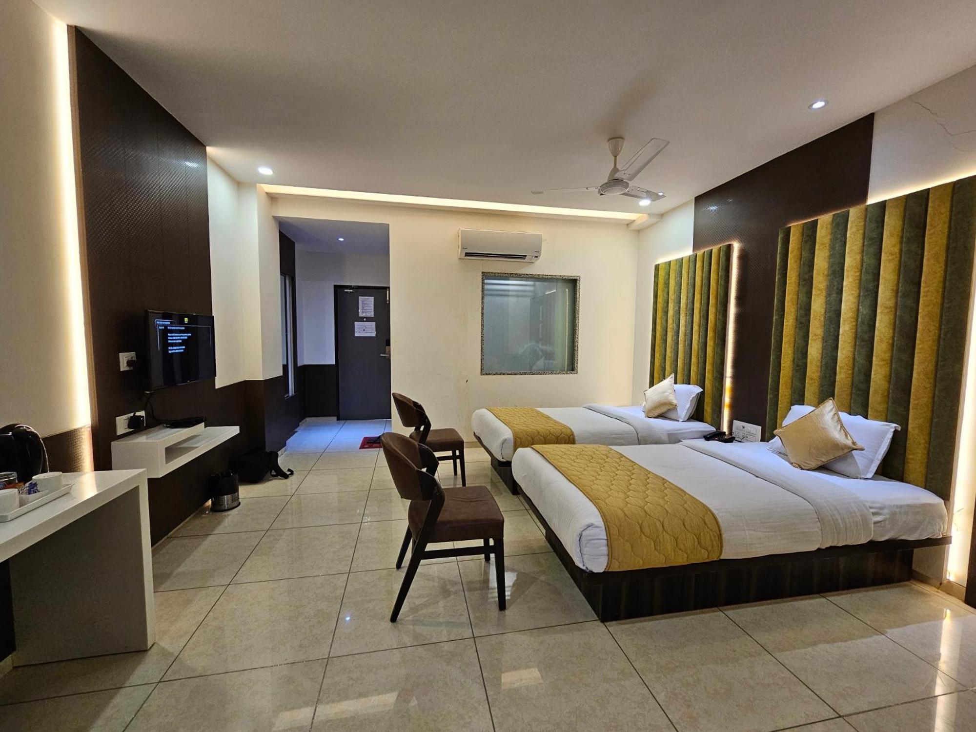 Hotel Grand Darshan Vadodara Esterno foto