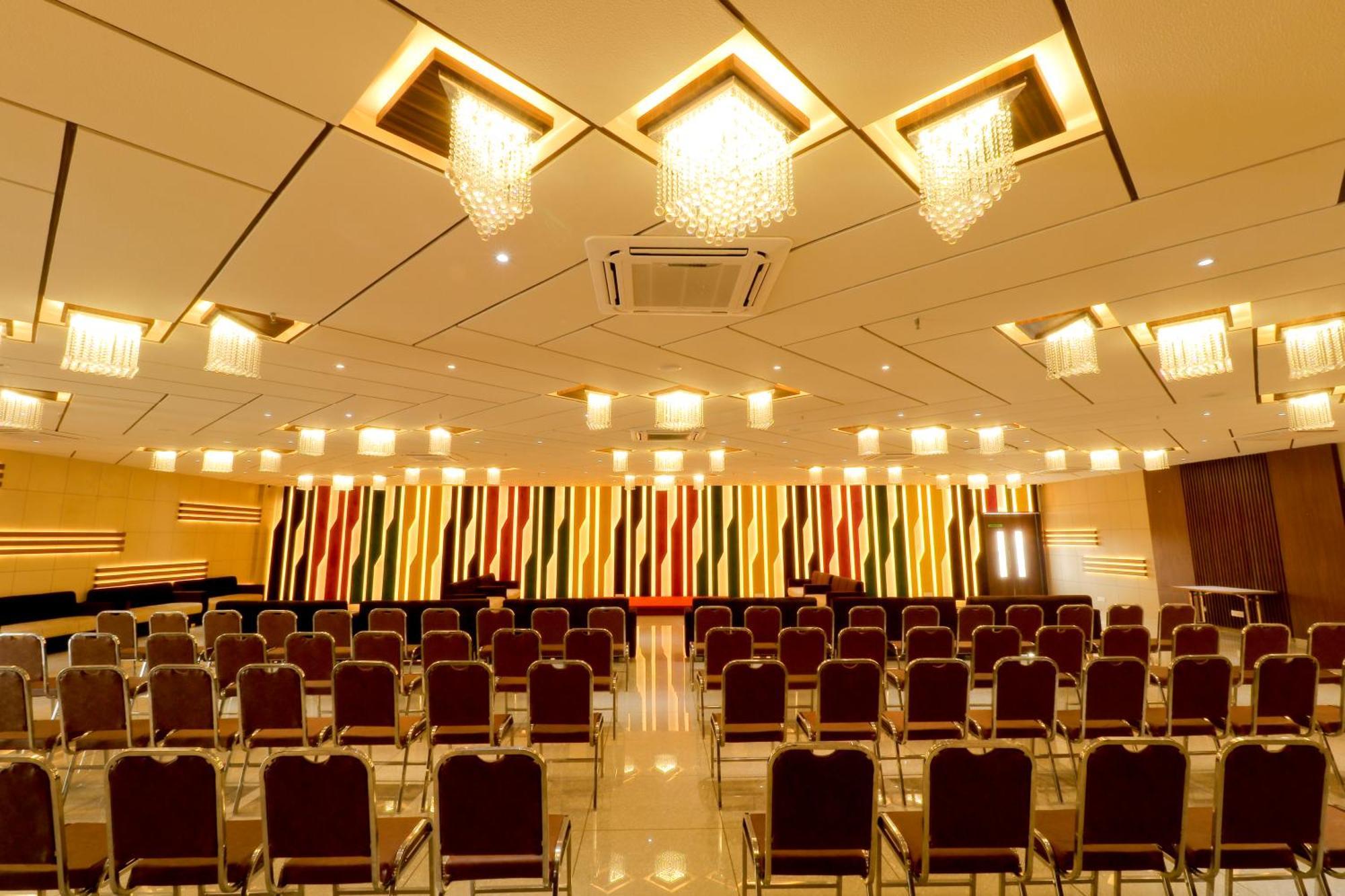 Hotel Grand Darshan Vadodara Esterno foto