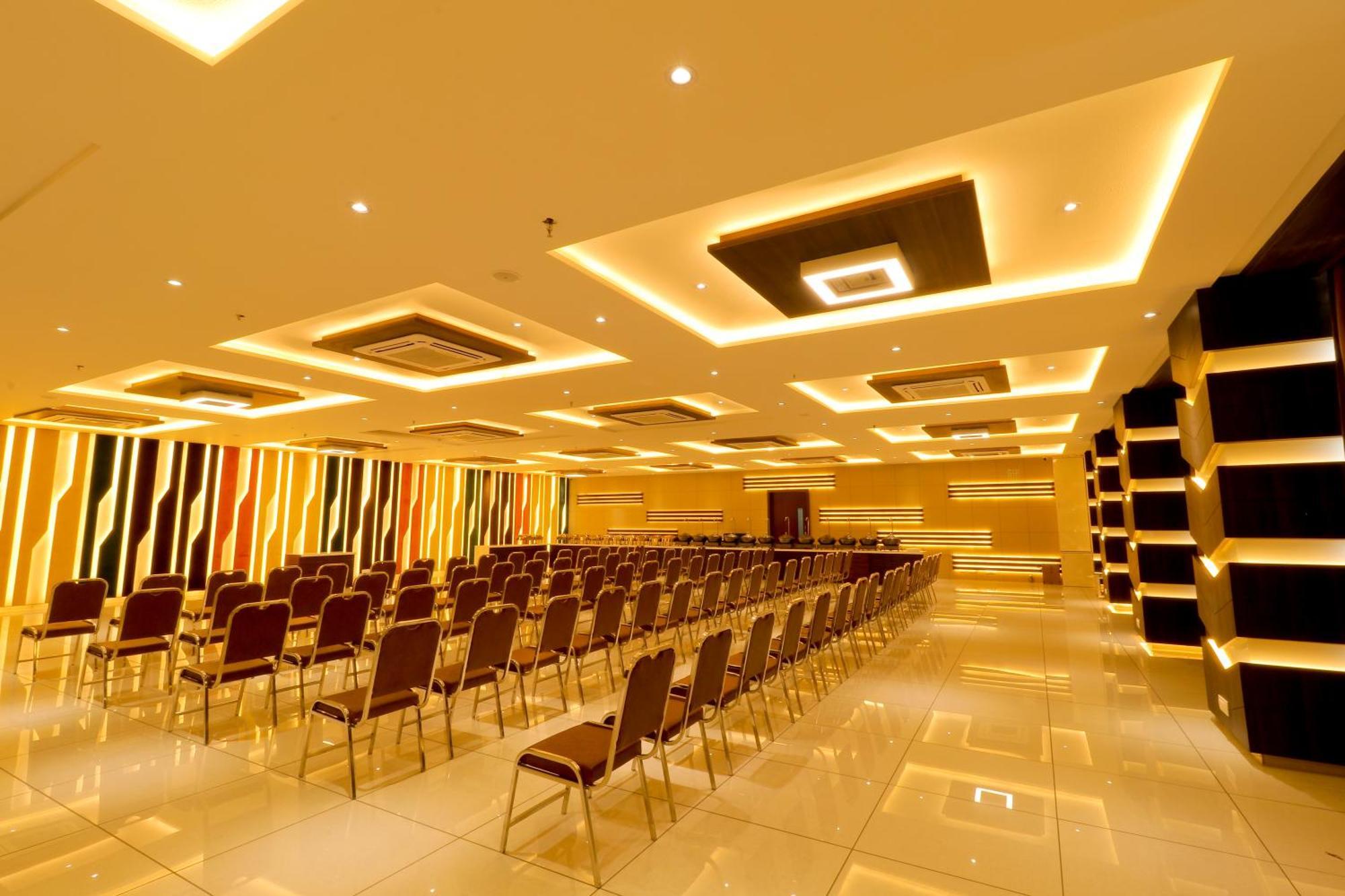 Hotel Grand Darshan Vadodara Esterno foto